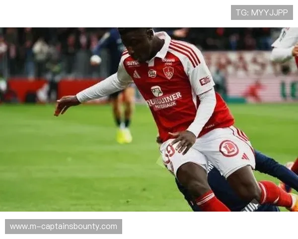 十人布雷斯特顽强守胜，敦比亚头球制胜